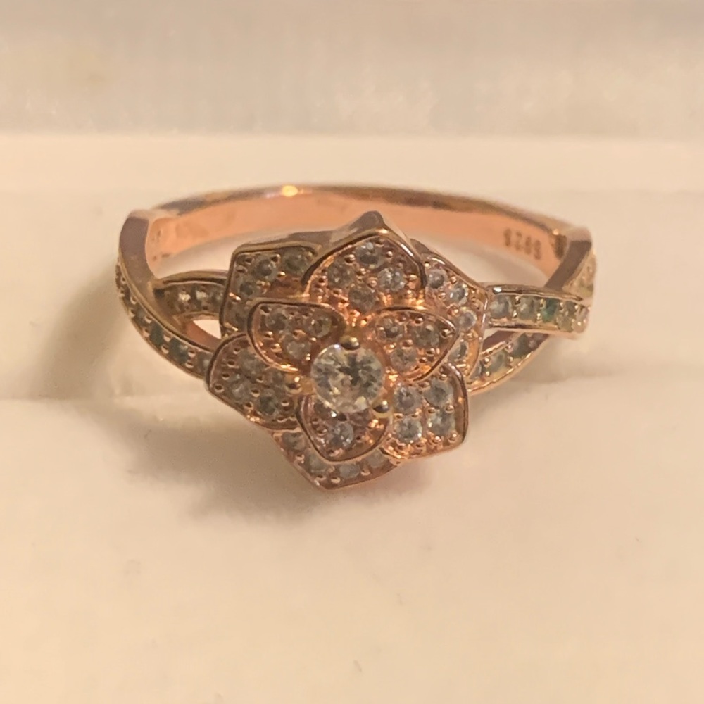 ❤️TRULY STUNNING ROSE GOLD RING WITH AAA+ ZIRCONIAS IN SIZE 8.5❤️